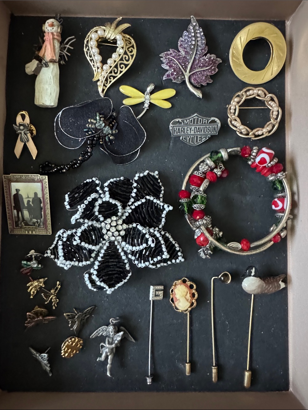 LOT OF 24 ASSORTED BROOCHES  PENDANTS STICK PUSH PINS BRACELT
